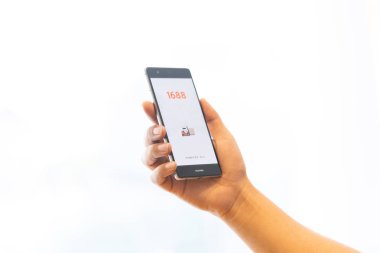 Chiang Mai, Tayland - Ekim 28,2018: alibaba apps üstünde perde ile Huawei tutan adam. Alibabas dünyanın en büyük online ticaret şirketi. Onun üç ana site Taobao, Tmall ve Alibaba.