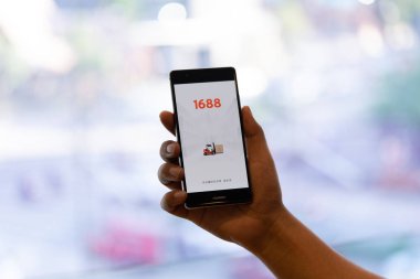 Chiang Mai, Tayland - Ekim 28,2018: alibaba apps üstünde perde ile Huawei tutan adam. Alibabas dünyanın en büyük online ticaret şirketi. Onun üç ana site Taobao, Tmall ve Alibaba.