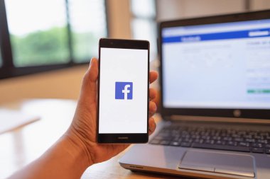 Chiang Mai, Tayland-Haziran 03, 2018: adam tutan Huawei Facebook uygulaması ile ekranda. Facebook popüler bir ücretsiz sosyal medya bilgi paylaşımı ve ağ için kullanılır.
