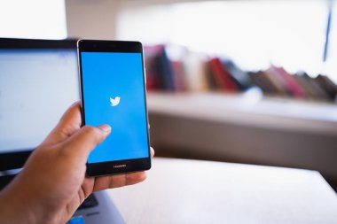 Chiang Mai, Tayland-Haziran 03, 2018:: adam tutmak Huawei Twitter uygulaması ile ekranda. Twitter, kullanıcıların mesajlarla iletişimi ve etkileşimini yapan bir çevrimiçi haber ve sosyal ağ hizmetidir.