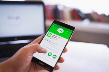Chiang Mai, Tayland - Haziran 03,2018: adam çizgi apps üstünde perde ile Huawei tutarak. Ücretsiz sesli arama yapmak ve ücretsiz mesaj göndermek olanak sağlayan yeni bir iletişim app çizgidir.