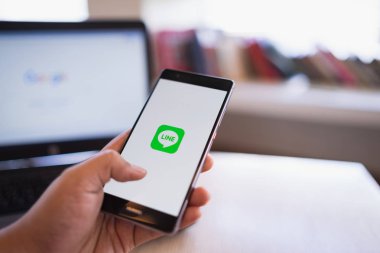 Chiang Mai, Tayland - Haziran 03,2018: adam çizgi apps üstünde perde ile Huawei tutarak. Ücretsiz sesli arama yapmak ve ücretsiz mesaj göndermek olanak sağlayan yeni bir iletişim app çizgidir.