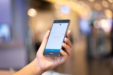 Chiang Mai, Tayland - Ekim 28,2018: dostum Paypal apps üstünde belgili tanımlık perde ile Huawei tutarak. PayPal bir online elektronik ödeme sistemidir.