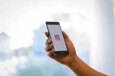 Chiang Mai, Tayland - Ekim 28,2018: dostum Huawei Instagram uygulama üstünde belgili tanımlık perde ile tutarak. Bir popüler online sosyal ağ hizmeti Instagram olduğunu.