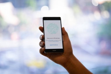 Chiang Mai, Tayland - Ekim 28,2018: Whatsapp messenger üstünde belgili tanımlık perde ile Huawei tutan adam. Whatsapp Messenger mesaj ve çağrı arkadaşlarınız ve ailenizle izin ücretsiz bir ileti app 's.