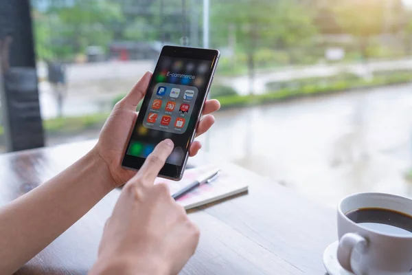 CHIANG MAI, TAILANDIA - 18 de agosto de 2018: Mujer sosteniendo HUAWEI con iconos del comercio electrónico y las compras en línea en screen.smartphone estilo de vida, concepto de aplicación de comercio electrónico . — Foto de Stock