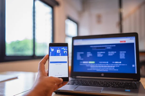 CHIANG MAI, TAILANDIA - Junio 03,2018: Hombre sosteniendo HUAWEI con aplicación de Facebook en la pantalla. Facebook es una popular red social gratuita se utilizan para el intercambio de información y redes . — Foto de Stock