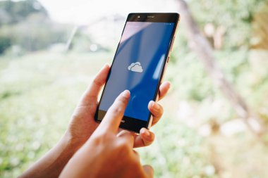 Chiang Mai, Tayland - Ocak 19,2019: Huawei Onedrive ile ekranda tutan kadın. Microsoft Onedrive barındırma sağlar kullanıcılar dosyaları eşitleme hizmeti bir dosyadır.