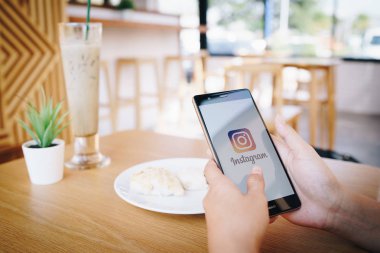 Chiang Mai, Tayland - Ocak 19,2019: Instagram uygulama üstünde belgili tanımlık perde ile Huawei tutan kadın. Bir popüler online sosyal ağ hizmeti Instagram olduğunu.