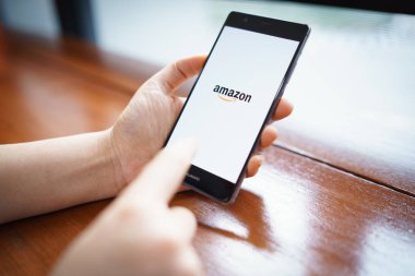 Chiang Mai, Tayland - 18 Şubat 2019: Huawei'yi Amazon uygulamalarıyla tutan kadın elleri. Amazon bir Amerikan uluslararası elektronik ticaret şirketidir. Dünyanın en büyük online perakendecisi.