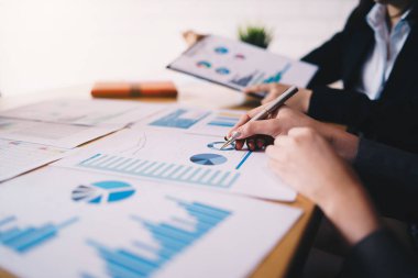 İş insanlar işaretleme kalemi Toplantı salonunun içinde projeyi tartışmak üzere mali belge üzerinde.