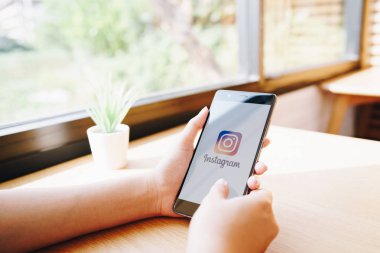 Chiang Mai, Tayland - Ocak 19,2019: Instagram uygulama üstünde belgili tanımlık perde ile Huawei tutan kadın. Bir popüler online sosyal ağ hizmeti Instagram olduğunu.