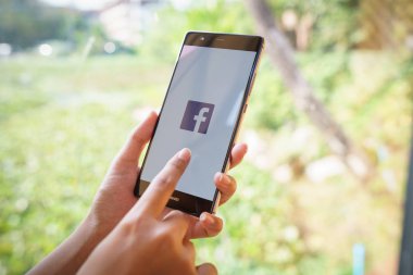 Chiang Mai, Tayland - Ocak 19,2019: facebook app üstünde belgili tanımlık perde ile Huawei tutan kadın. Facebook ücretsiz bir popüler sosyal medya paylaşım ve ağ bilgi için kullanılır.