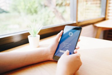 Chiang Mai, Tayland - Ocak 19,2019: Huawei skype apps ile tutan kadın. Skype parçasıdır Microsoft, video, ses görüşmesi, sohbet mesajları ve daha fazla Skype kullanarak.