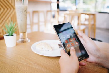 Chiang Mai, Tayland - Ocak 19,2019: Huawei screen.smartphone yaşam tarzına, app kavramı e-ticaret E-ticaret ve online alışveriş simgeleri ile tutan kadın.