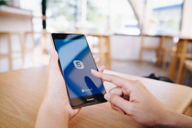 Chiang Mai, Tayland - Ocak 19,2019: Huawei skype apps ile tutan kadın. Skype parçasıdır Microsoft, video, ses görüşmesi, sohbet mesajları ve daha fazla Skype kullanarak.
