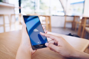 Chiang Mai, Tayland - Ocak 19,2019: Huawei Onedrive ile ekranda tutan kadın. Microsoft Onedrive barındırma sağlar kullanıcılar dosyaları eşitleme hizmeti bir dosyadır.