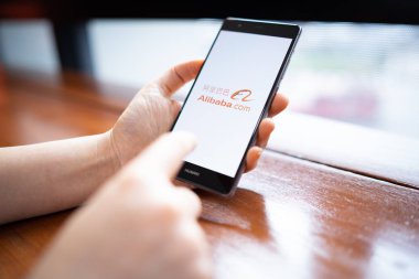 Chiang Mai, Tayland - 18 Şubat 2019: Ekranda alibaba uygulamaları ile Huawei tutan kadın. Alibaba dünyanın en büyük online ticaret şirketi.