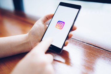 Chiang Mai, Tayland - Şubat 18,2019: Instagram uygulama üstünde belgili tanımlık perde ile Huawei tutan kadın. Bir popüler online sosyal ağ hizmeti Instagram olduğunu.