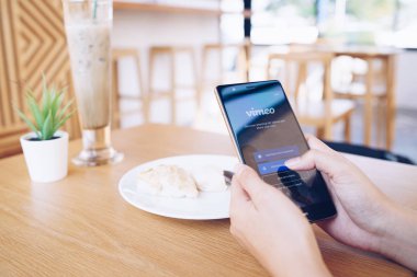 Chiang Mai, Tayland - Ocak 19,2019: Huawei Vimeo ile ekranda tutan kadın. Vimeo içinde kullanıcıların upload, pay ve videoları görüntülemek, bir video paylaşım web sitesidir.