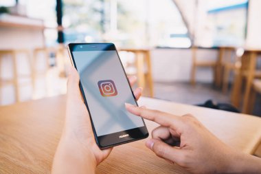 Chiang Mai, Tayland - Ocak 19,2019: Instagram uygulama üstünde belgili tanımlık perde ile Huawei tutan kadın. Bir popüler online sosyal ağ hizmeti Instagram olduğunu.
