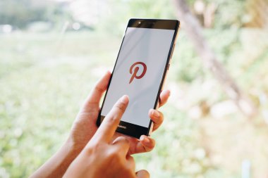 Chiang Mai, Tayland - Ocak 19,2019: Huawei Cep telefonu Pinterest apps ile ekranda tutan kadın. Onların ilginç şeyler pin izin veriyor bir online pinboard Pinterest olduğunu.