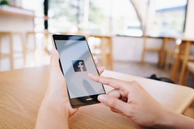 Chiang Mai, Tayland - Ocak 19,2019: facebook app üstünde belgili tanımlık perde ile Huawei tutan kadın. Facebook ücretsiz bir popüler sosyal medya paylaşım ve ağ bilgi için kullanılır.