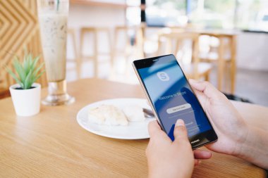 Chiang Mai, Tayland - Ocak 19,2019: Huawei skype apps ile tutan kadın. Skype parçasıdır Microsoft, video, ses görüşmesi, sohbet mesajları ve daha fazla Skype kullanarak.