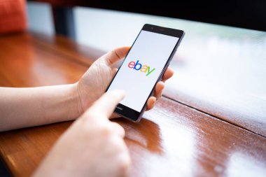 Chiang Mai, Tayland-18 Şubat 2019: kız ekranda eBay uygulamalar ile Huawei tutan. eBay satın almak ve internet üzerinde mal ve hizmet satmak için en popüler yollarından biridir.