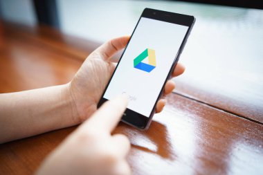 Chiang Mai, Tayland-18 Şubat 2019: ekran üzerinde Google Drive uygulamaları ile Huawei tutan kadın elleri. Google Drive, Google 'dan dosyaları çevrimiçi olarak saklamanıza olanak sağlayan ücretsiz bir hizmettir.