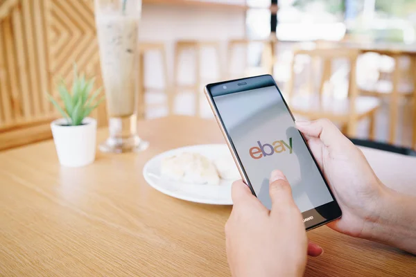 CHIANG MAI, TAILANDIA - ENERO. 19,2019: Mujer sosteniendo HUAWEI con aplicaciones de eBay en la pantalla. eBay es una de las maneras más populares de comprar y vender mercancías y servicios en el Internet . — Foto de Stock