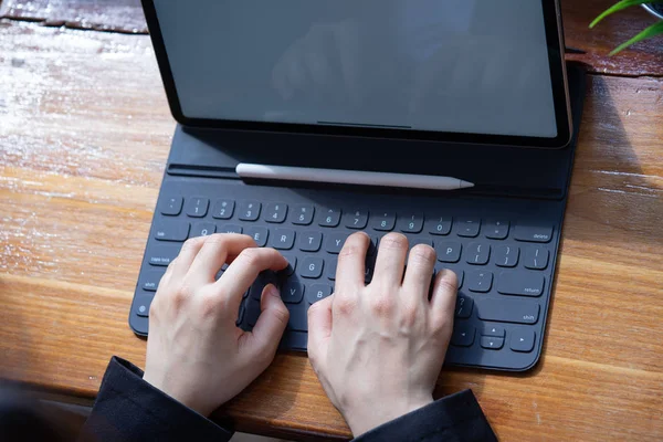 Empresaria que trabaja con teclado de tablet portátil en oficina. Concepto de tecnología empresarial . — Foto de Stock