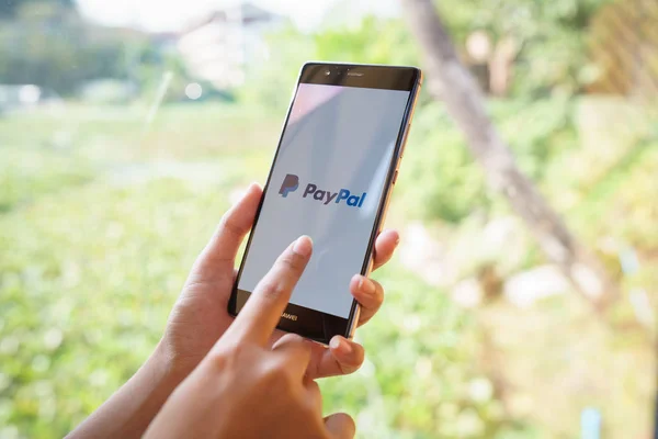 Чіанг травня, Таїланд - січня 19,2019: Жінка тримає Huawei з Paypal застосунки на екрані. PayPal є система електронних платежів онлайн. — стокове фото