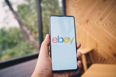 CHIANG MAI, THAILAND - Mar. 23,2019: Ekranda eBay uygulamaları olan Xiaomi Mi Mix 3 'ü tutan adam. eBay, internette mal ve hizmet satın almanın ve satmanın en popüler yollarından biri..