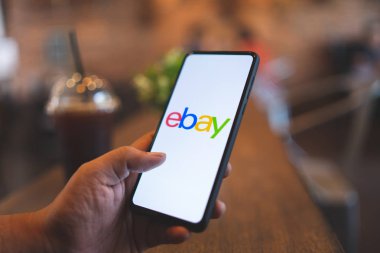 Chiang Mai, Tayland - Mar. 24,2019: Ekranda ebay uygulamaları ile Xiaomi Mi Mix 3 tutan adam. ebay internet üzerinden mal ve hizmet satın almak ve satmak için en popüler yollarından biridir.