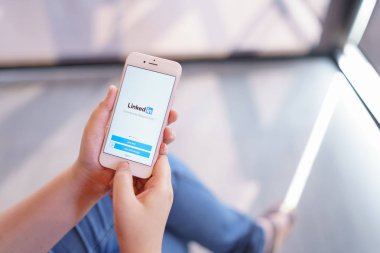 Chiang Mai, Tayland - Nis.08,2019: Ekranda Linkedin uygulaması ile Apple iphone 6s Rose Gold tutan kadın. Linkedin bir iş ve istihdam odaklı sosyal ağ hizmetidir.