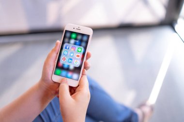 Chiang Mai, Tayland - Nis.08,2019: Ekranda sosyal medya simgeleri ile Apple iphone 6s Rose Gold tutan kadın. Sosyal medya en popüler araçtır. Akıllı telefon yaşam tarzı. Sosyal medya uygulamasının başlatılması.