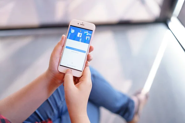 CHIANG MAI, TAILANDIA - Abr.08,2019: Mujer sosteniendo Apple iPhone 6S Rose Gold con aplicación de Facebook en la pantalla. Facebook es una popular red social gratuita se utilizan para el intercambio de información y redes — Foto de Stock