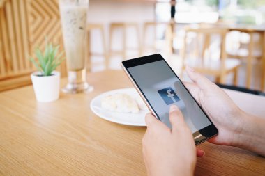 Chiang Mai, Tayland - Ocak 19,2019: facebook app üstünde belgili tanımlık perde ile Huawei tutan kadın. Facebook ücretsiz bir popüler sosyal medya paylaşım ve ağ bilgi için kullanılır.
