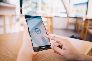 Chiang Mai, Tayland - Ocak 19,2019: Huawei skype apps ile tutan kadın. Skype parçasıdır Microsoft, video, ses görüşmesi, sohbet mesajları ve daha fazla Skype kullanarak.