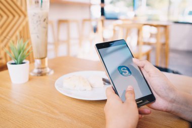 Chiang Mai, Tayland - Ocak 19,2019: Huawei skype apps ile tutan kadın. Skype parçasıdır Microsoft, video, ses görüşmesi, sohbet mesajları ve daha fazla Skype kullanarak.