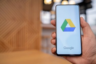 Chiang Mai, Tayland - Mar. 23,2019: Ekranda Google Drive uygulamaları ile Xiaomi Mi Mix 3 tutan adam elleri. Google Drive, Google'ın dosyaları çevrimiçi depolamanızı sağlayan ücretsiz bir hizmetidir.