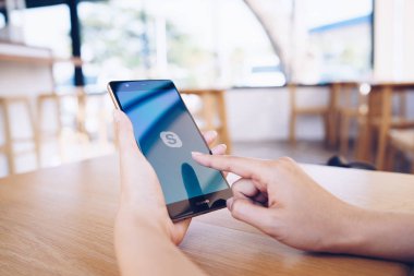 Chiang Mai, Tayland - Ocak 19,2019: Huawei skype apps ile tutan kadın. Skype parçasıdır Microsoft, video, ses görüşmesi, sohbet mesajları ve daha fazla Skype kullanarak.