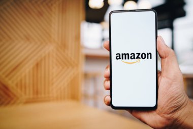 Chiang Mai, Tayland - Mar. 23,2019: Ekranda Amazon uygulamaları ile Xiaomi Mi Mix 3 tutan adam. Amazon bir Amerikan uluslararası elektronik ticaret şirketidir. Dünyanın en büyük online perakendecisidir.