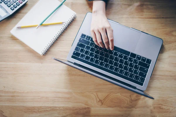 Mujer de negocios manos escribiendo en el teclado del portátil en la mesa en la oficina. Concepto de tecnología empresarial — Foto de Stock
