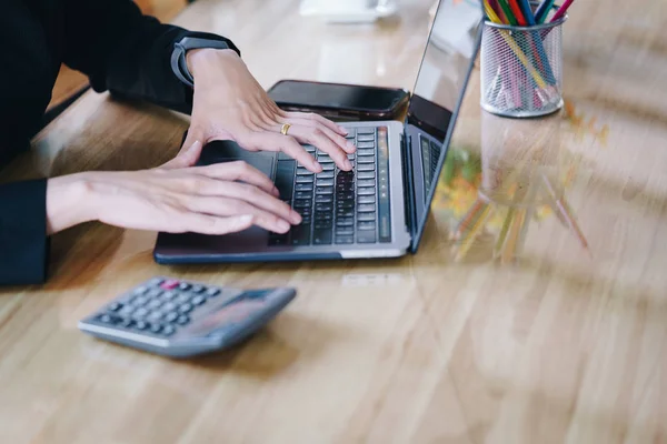 Mujer de negocios manos escribiendo en el teclado del portátil en la mesa en la oficina. Concepto de tecnología empresarial — Foto de Stock