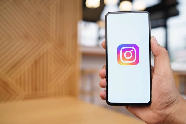 CHIANG MAI, TAILANDIA - Marzo. 23,2019: Hombre sosteniendo Xiaomi Mi Mix 3 con aplicación de Instagram en la pantalla. Instagram es un popular servicio de redes sociales en línea . — Foto de Stock