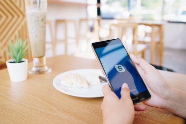 Chiang Mai, Tayland - Ocak 19,2019: Huawei skype apps ile tutan kadın. Skype parçasıdır Microsoft, video, ses görüşmesi, sohbet mesajları ve daha fazla Skype kullanarak.