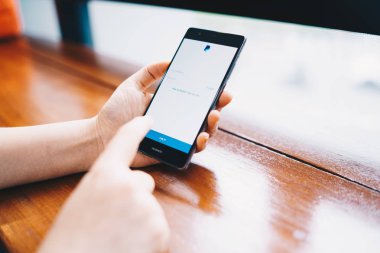 Chiang Mai, Tayland-16 Şubat 2019: kadın, ekranda PayPal uygulamaları ile Huawei tutuyor. PayPal bir online elektronik ödeme sistemidir.