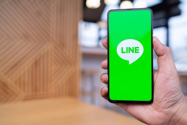 Chiang Mai, Tayland - Mar. 23,2019: Ekranda Line uygulamaları ile Xiaomi Mi Mix 3 tutan adam. Line ücretsiz sesli arama lar yapmanızı ve ücretsiz mesaj göndermenizi sağlayan yeni bir iletişim uygulamasıdır.
